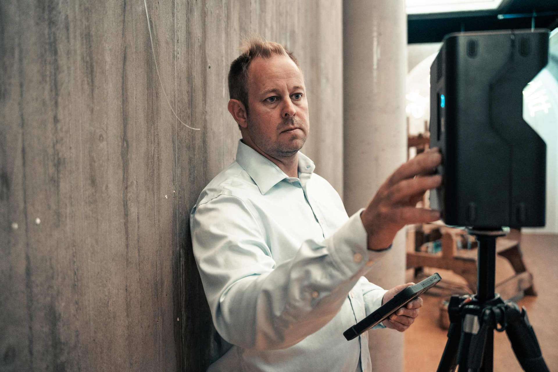Takstmann fra Sør-Øst Taksering inspiserer et ventilasjonsanlegg med inspeksjonskamera
